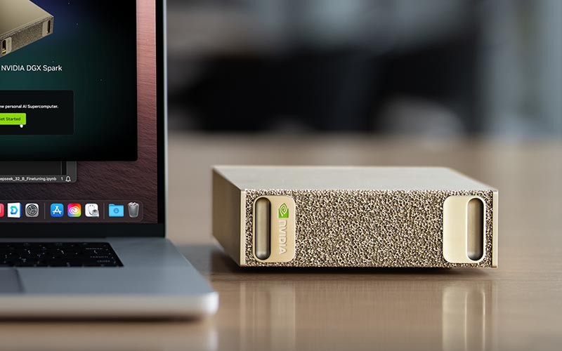 NVIDIA DGX Spark junto a una laptop